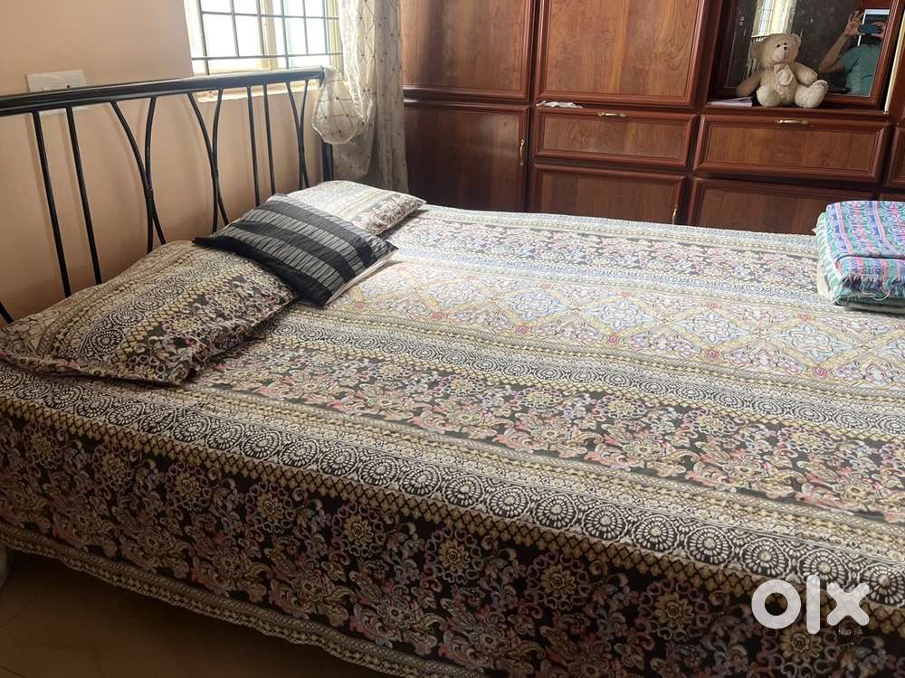 Queen size bed with mattress