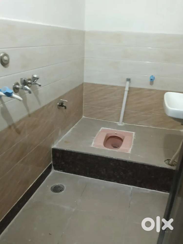 Rent per dena hai small family' vegetarian ho  2 rooms 1 hall