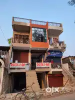 तीन मंजिला दुकान