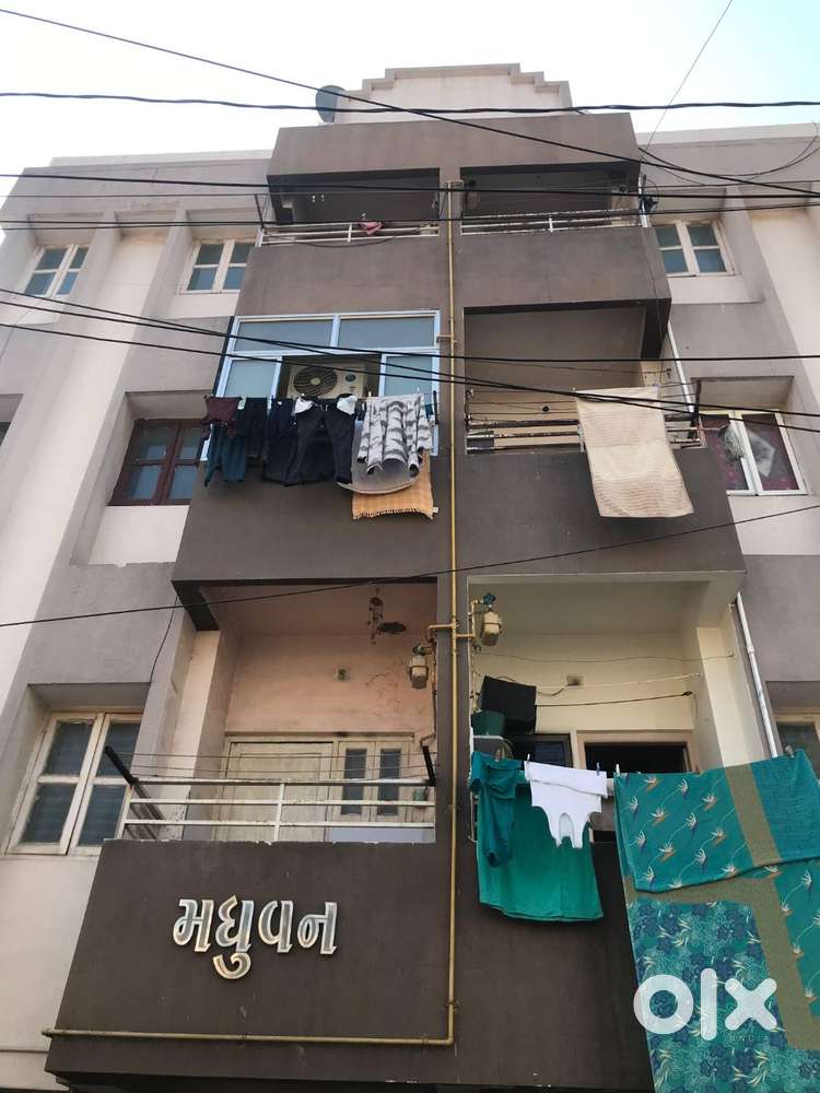 The flat does not have lift