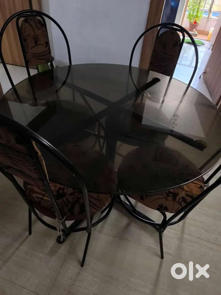 4 chair and circular glass dining table in perfect condition