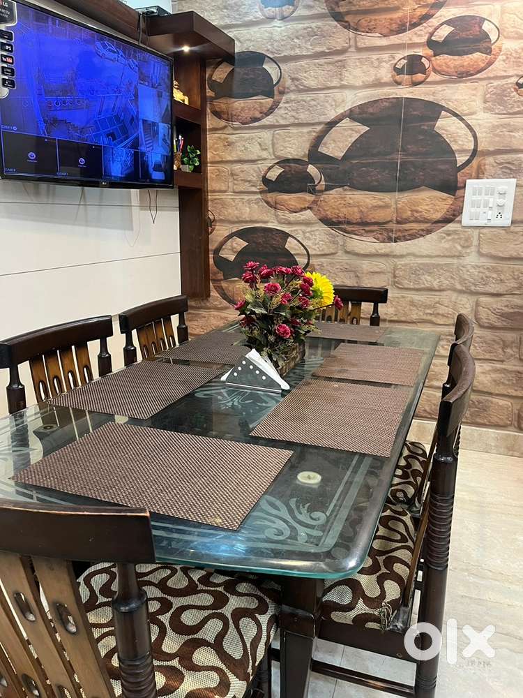 Beautiful dining table with chairs in good condition.