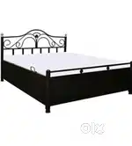 4/6 metal+wooden bed on rent