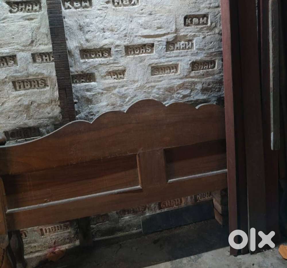 বড় খাট এবং স্টিলের আলমারি