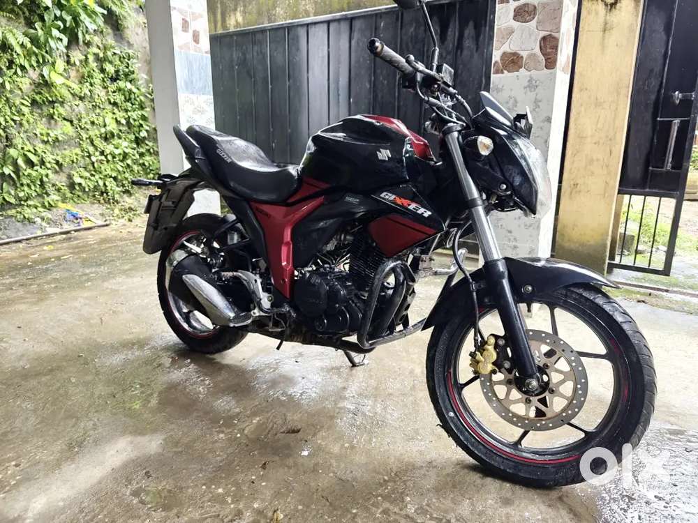 Suzuki Gixxer Naked Red-Black 2016 model