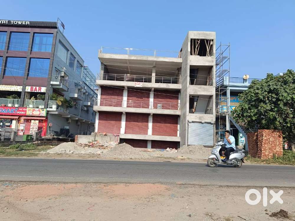 Multistory commercial space of 2900 sq ft per floor for bank, showroom