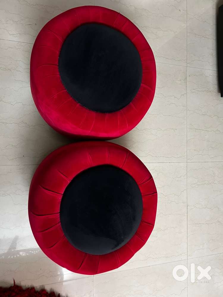 2 Ottoman & 2 bar Chair in good condition