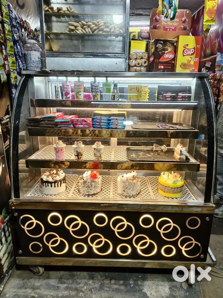 Cake display refrigerator