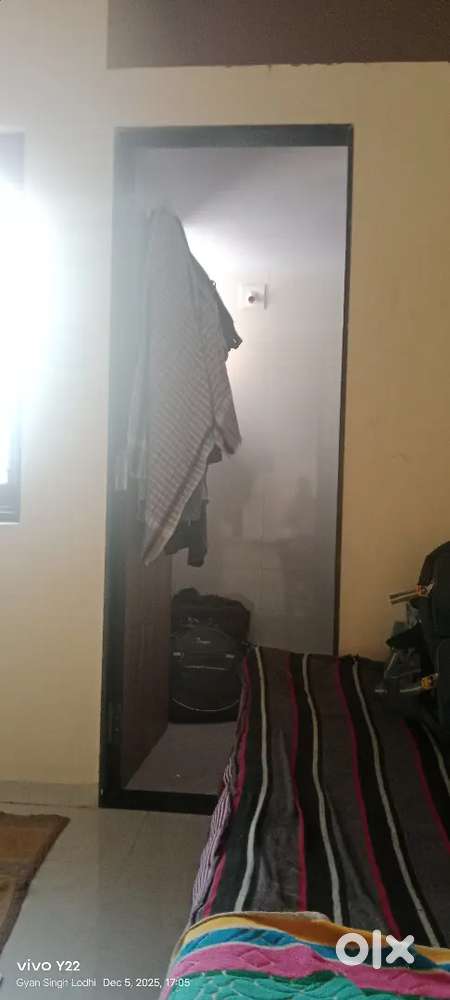 Mere Ko Room Chahiye Family Ke Liye