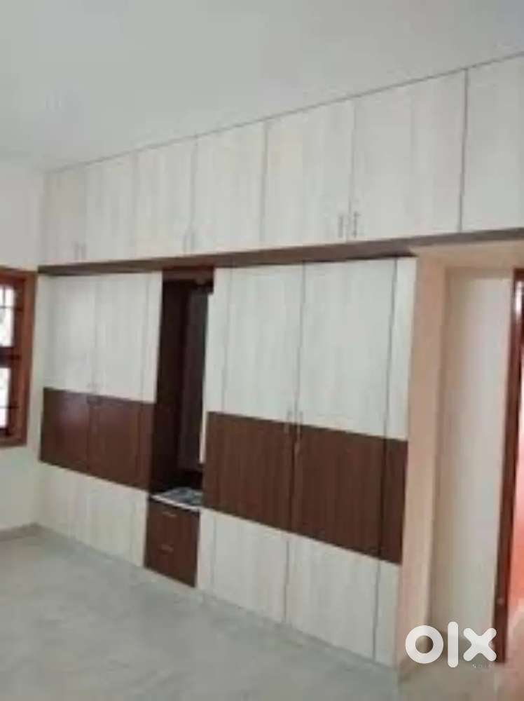 फलेट में वुडन फर्नीचर और ओल वकॅ सॉल्यूशन