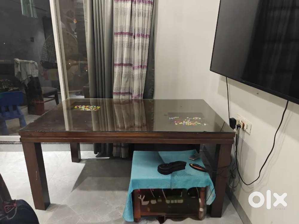 6 seater Dining table