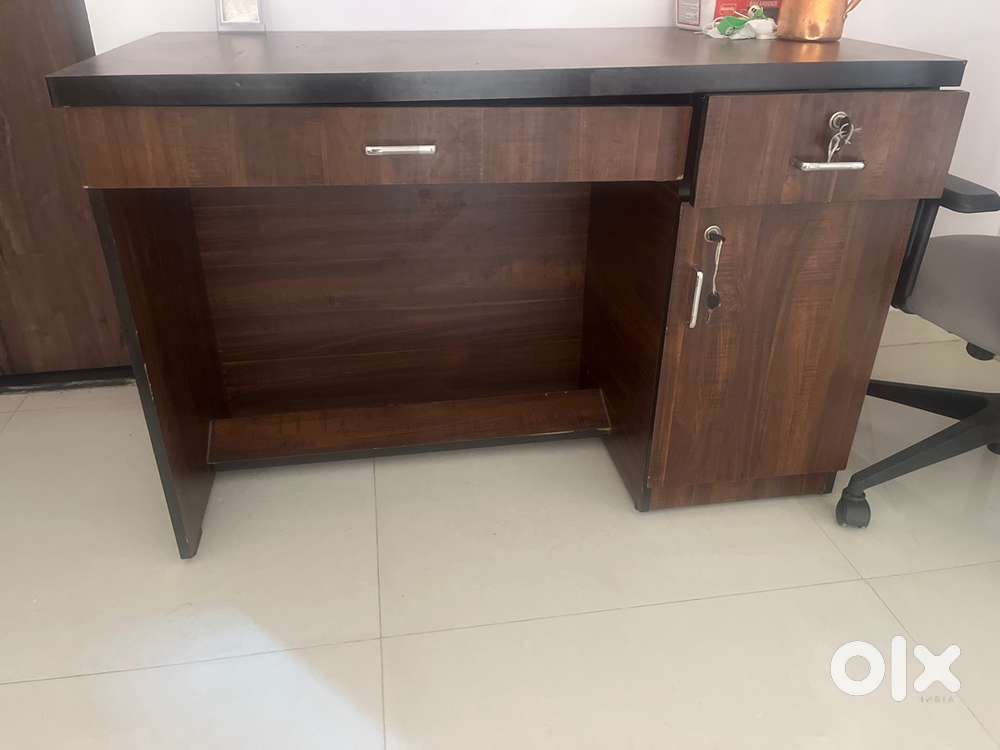 Computer table with storage