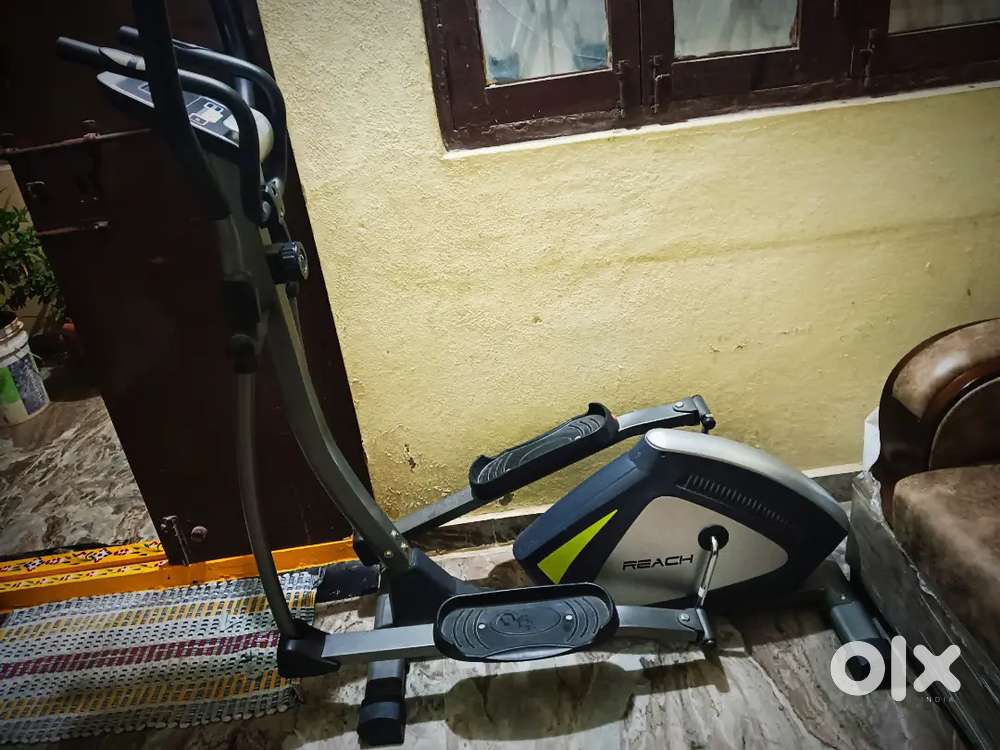 Elliptical cross trainer (home excercise/gym cycle)