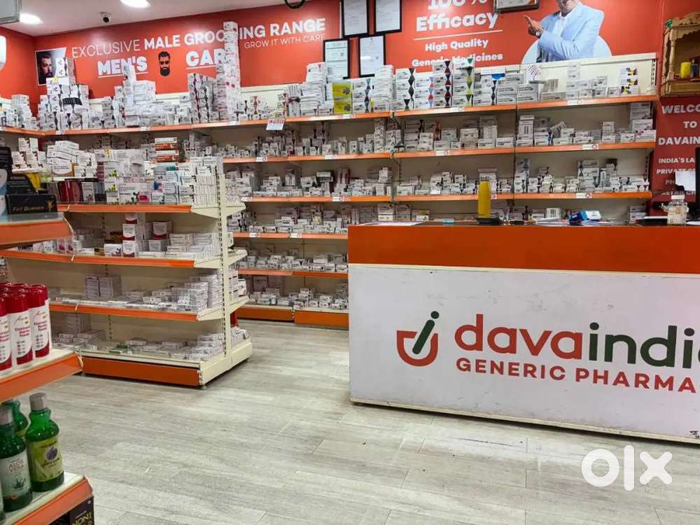 फार्मेसी स्टोर में लड़का और लड़की की लखनऊ शहर