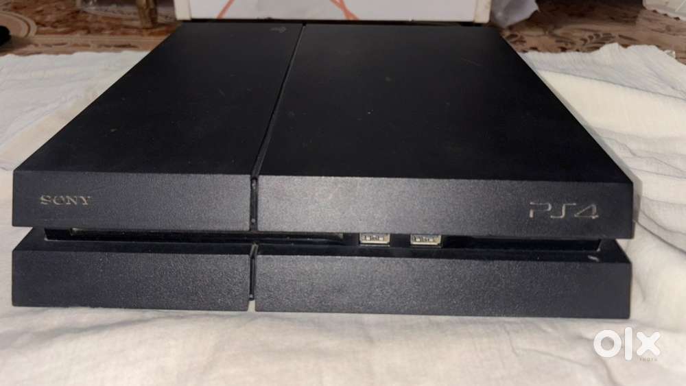 PS4  500gb  with 1 original controller  5 games included