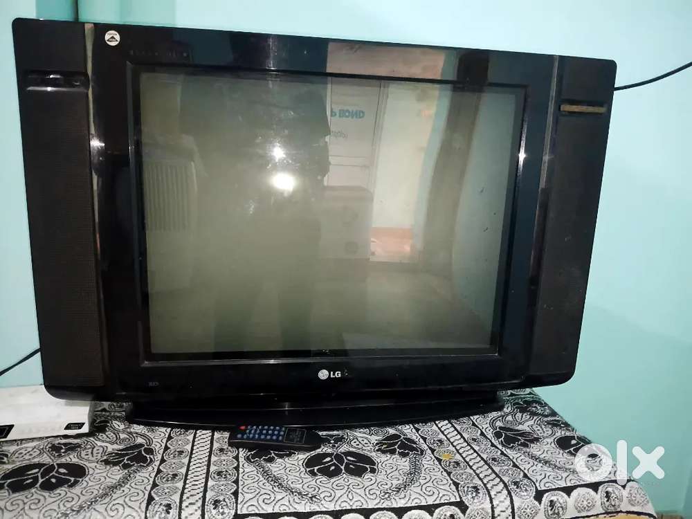 LG CRT TV BIG WTH HIGH PICTURE QUALITY