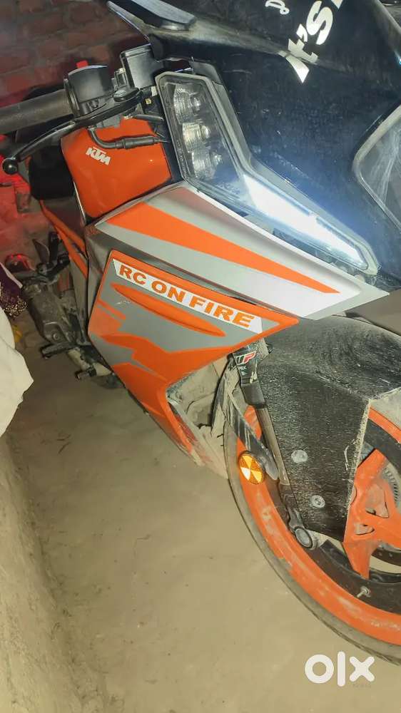 Full condition mei hai koi dikkat nhi hai abhi ek scratch nhi hai