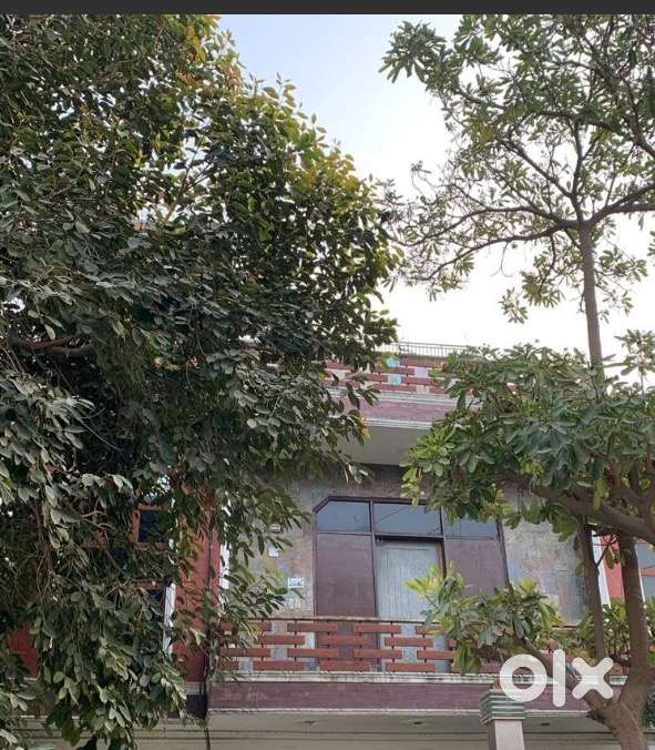 Spacious indepedent house in new palam vihar sector 110