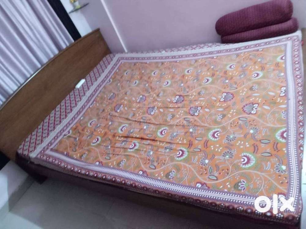 bed with mattress size 5X6ft age 6 years type wooden