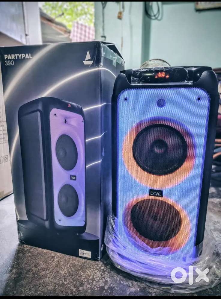 Boat 390 party speaker with 7 hours  battery backup