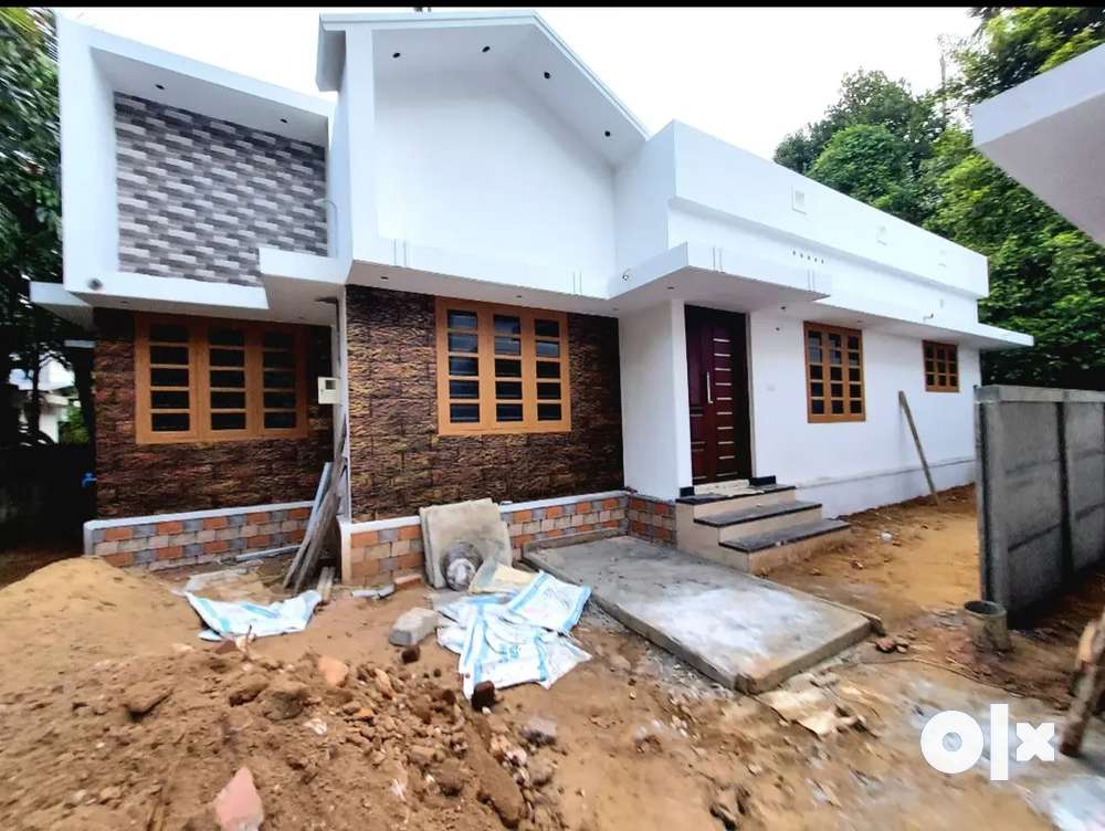 Newly built 3 bed rooms house in aluva paravur road kottapuram