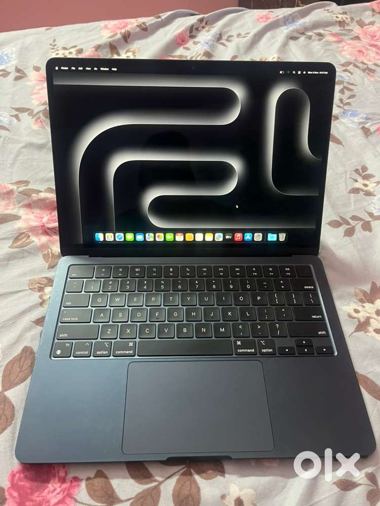 MacBook Air M2 (2023) 8GB/256GB excellent condition