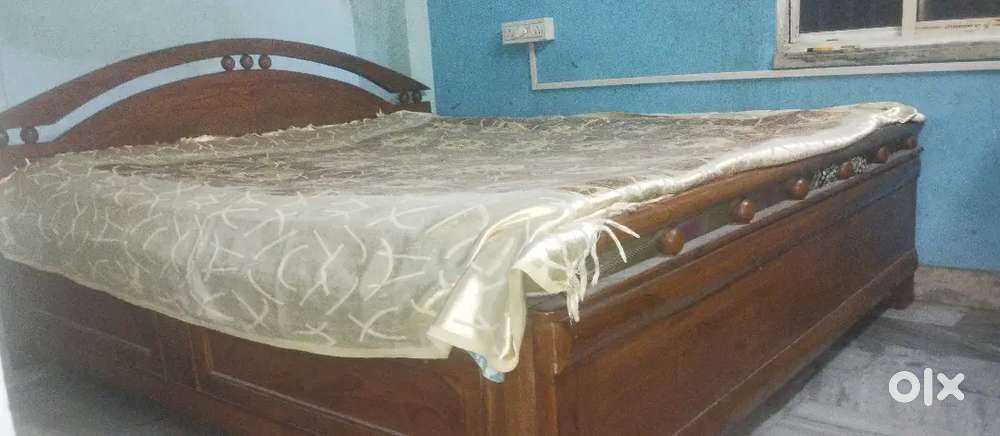 7/6 king size wooden bed with box storage and dressing table mirror