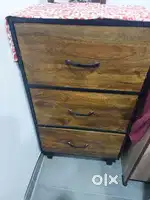 Solid wood chest of drawers excellent condition