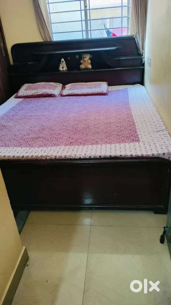 Double bed box wala gadda bhi hai