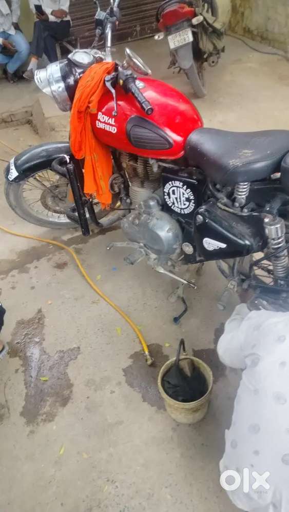 बहुत कम चली गाड़ी है बाहर नौकरी लग गई इसलिए आगरा में खड़ी है