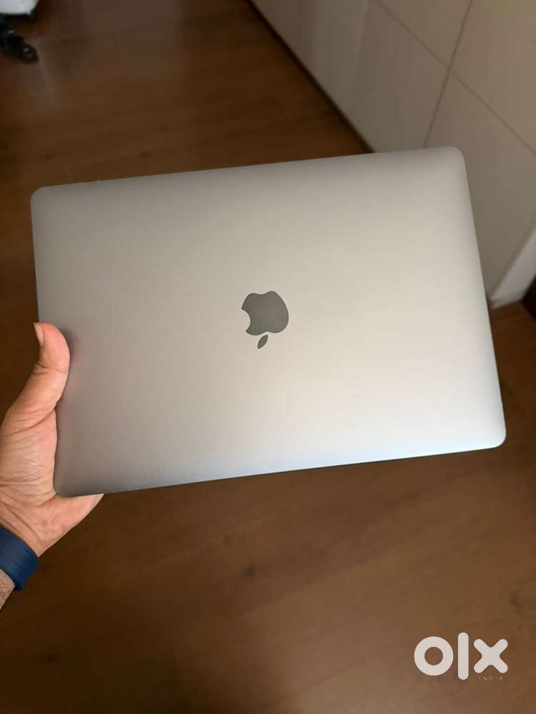 MacBook Pro 13 Inch 2.4 GHz Quad-Core Intel 512 GB with Touchpad