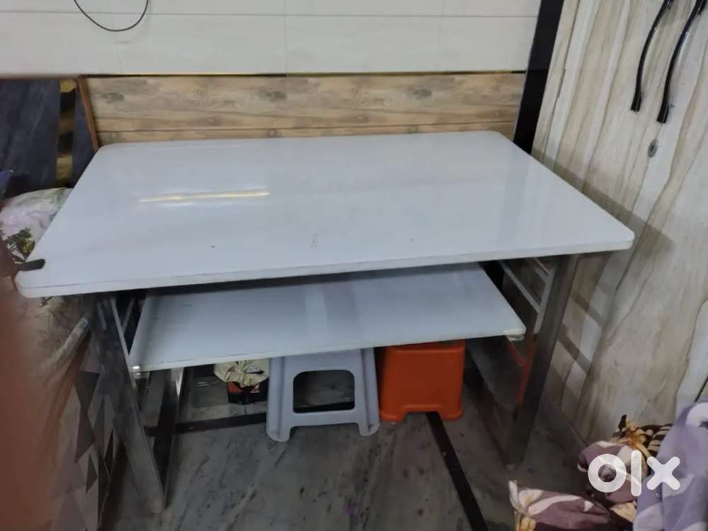 Steel computer  table colour (white)
