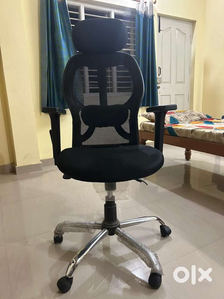 Gamer/office chair (1 yr use) for sale for 6500