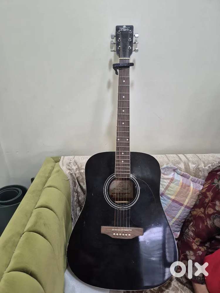 Guitar in good condition, Pluto brand