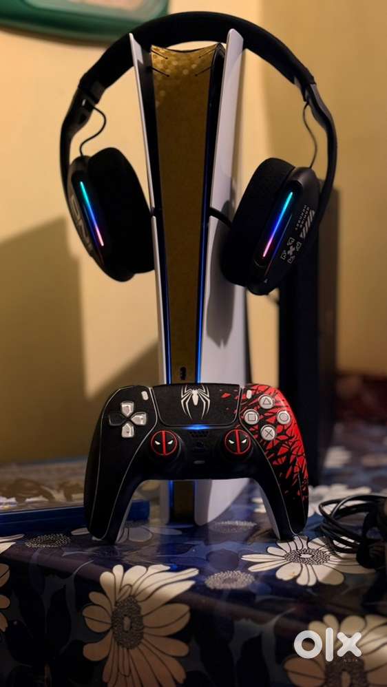 Ps5 1TB 2 Remotes with Black face plate extra freebies and Many Games