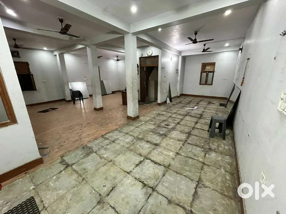 100 gaj floor with bathroom