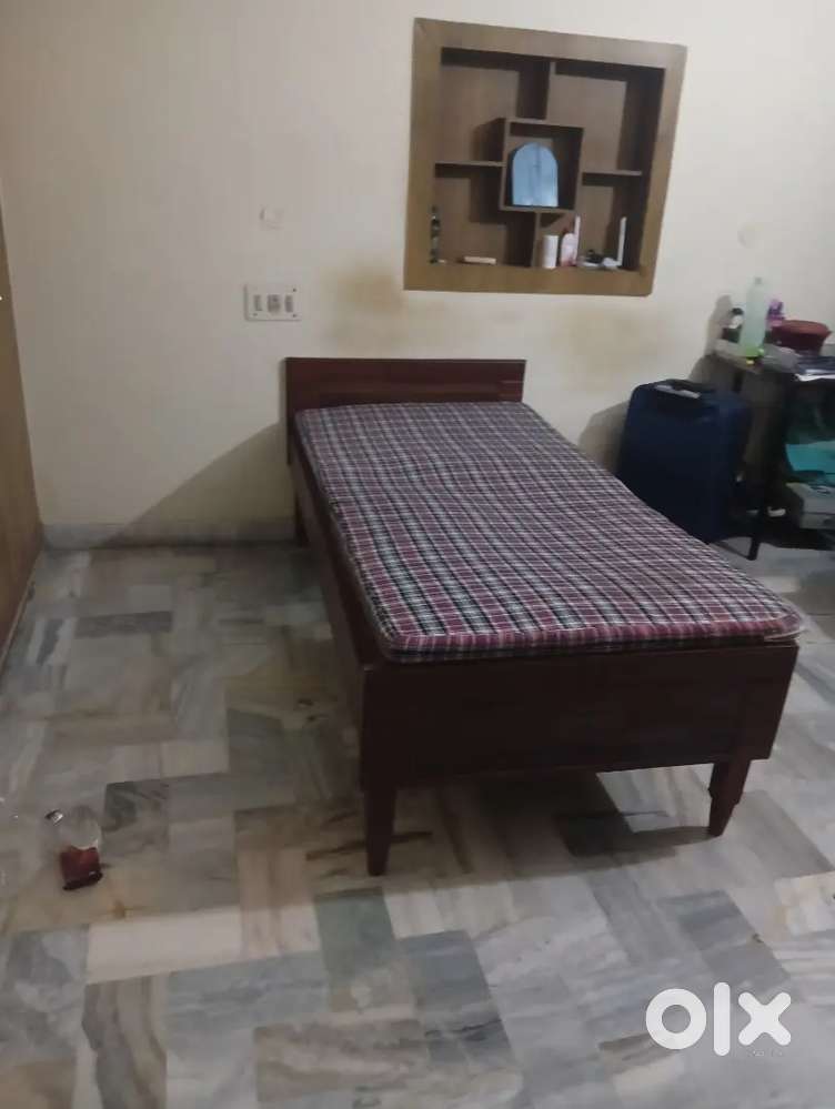 Bed, matrix, bartan ,mirror,