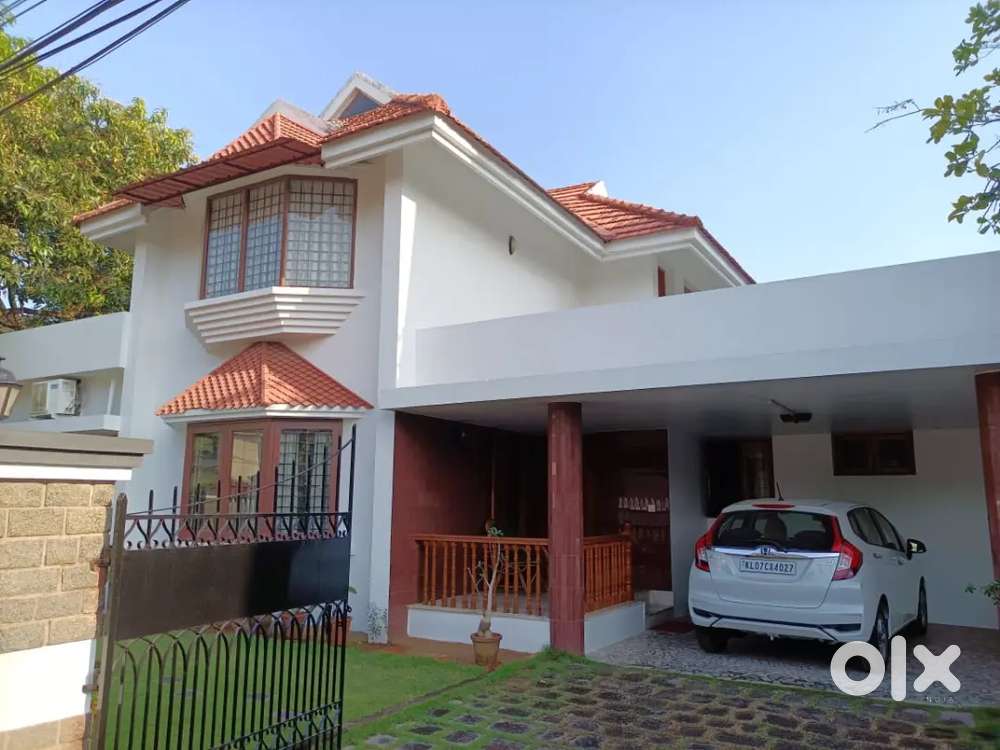 Vyttila Near Forum Mall 4BHK Independent House 25.5k