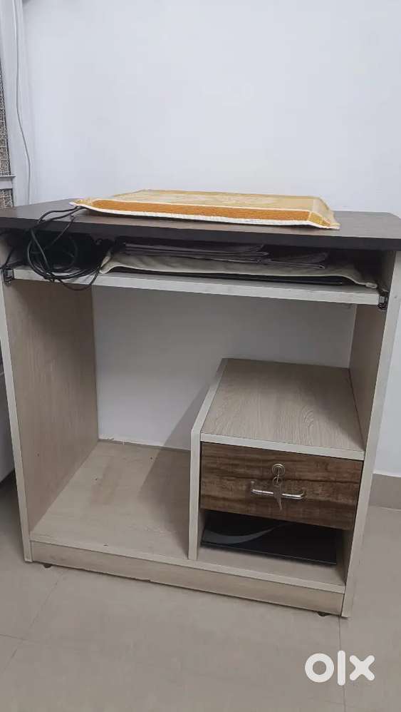 Computer table