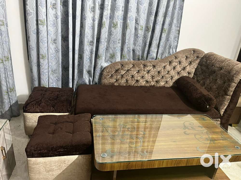 Brand new Condition Sofa Couch with 2 matching Table and cushion