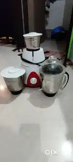 Boss 500 watt mixer with 3 Jars