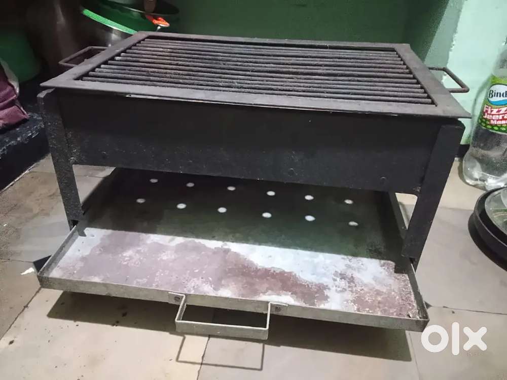 Grill barbeque with charcoal wastage storing trey