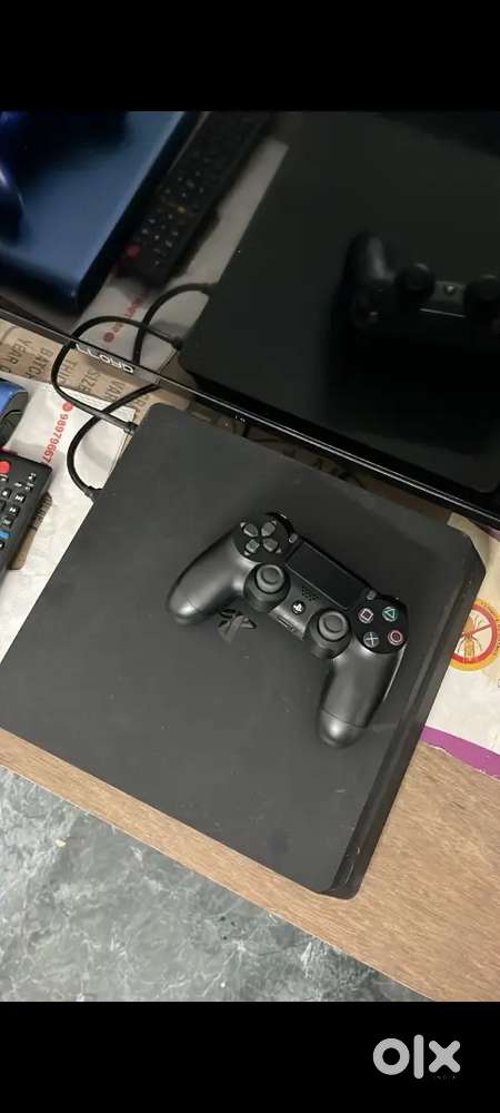 PS4 slim with all games two controller 12.02