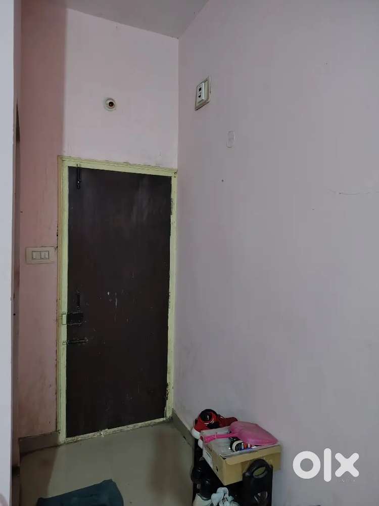 Looking for female flatmate near electronic City