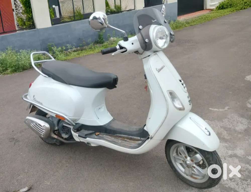 TOP condition Classy white Vespa .