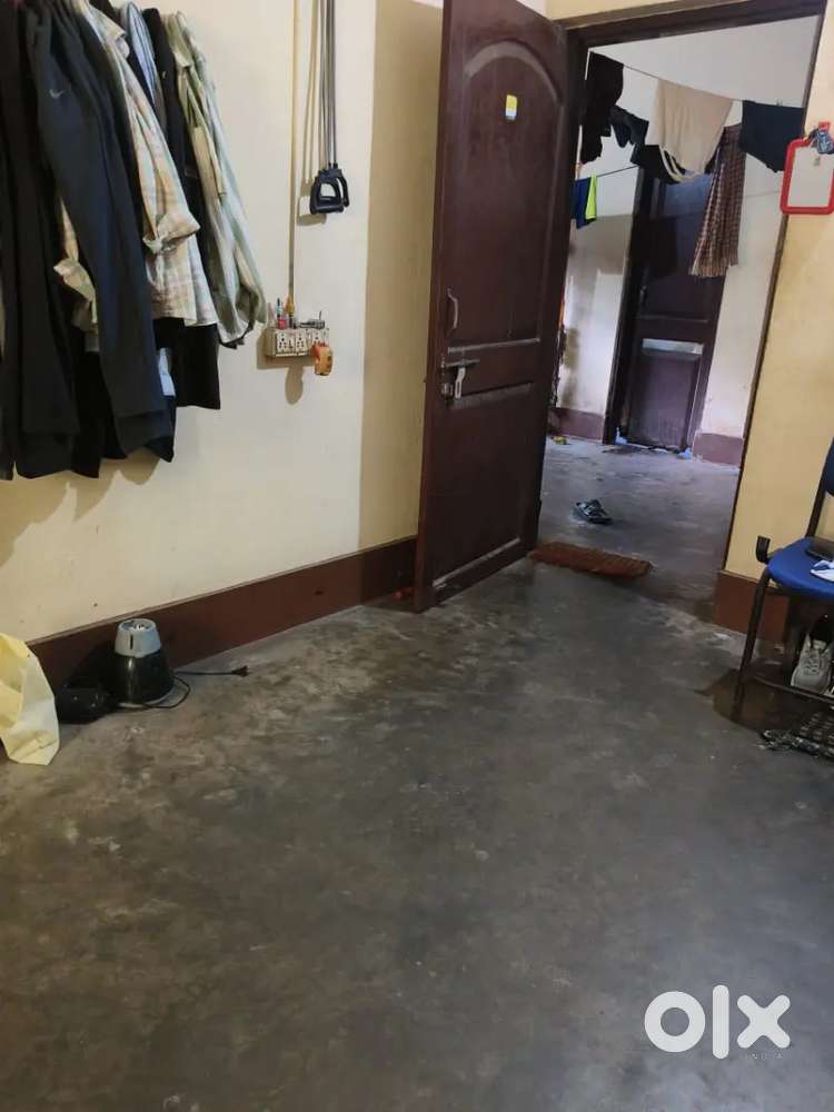 NEED Decent roomates ( boys )