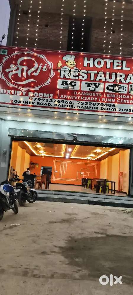 Restorent haal whit purniture