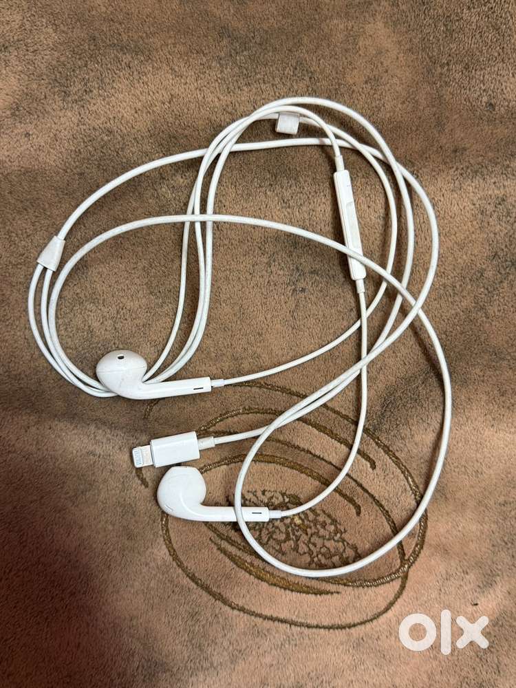 iPhone lightening earphone
