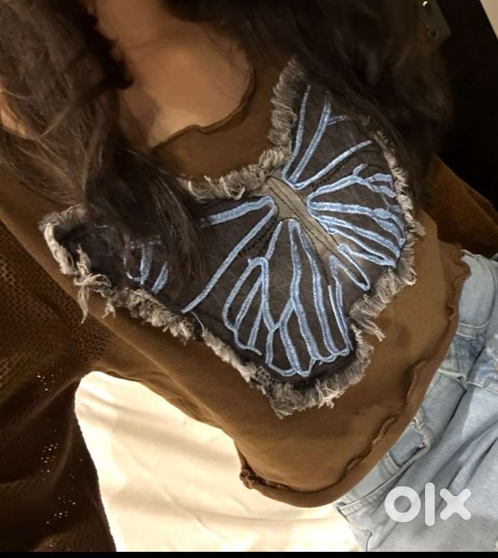 Trendy Brown Butterfly Patch Crop Top – Aesthetic Streetwear Style