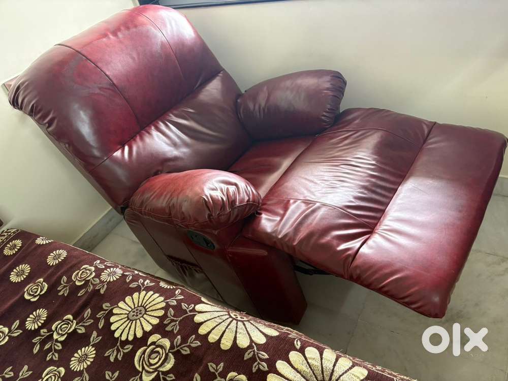 Premium Recliner for Sale. wine red colour . Fully recliners